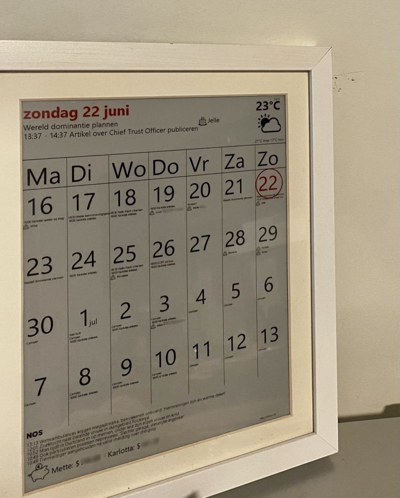 E-ink family calendar